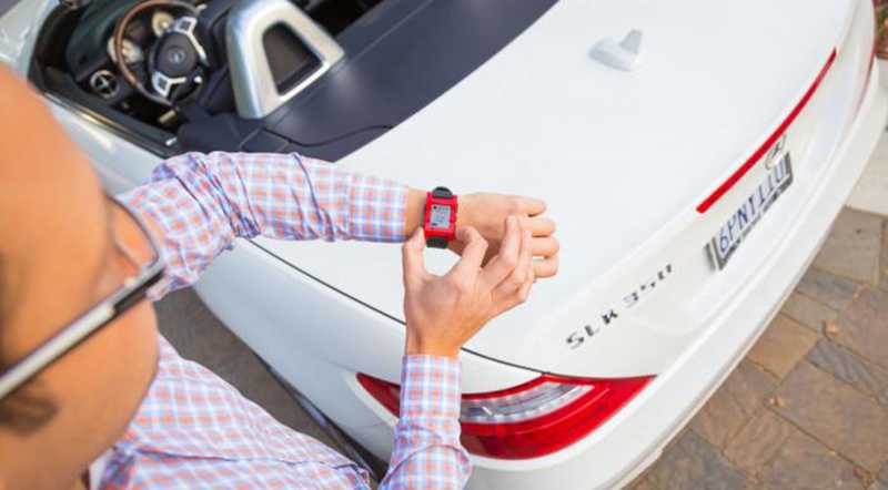 “مرسيدس بنز” تتعاون مع “Pebble” وتدخل عالم الساعات الذكية